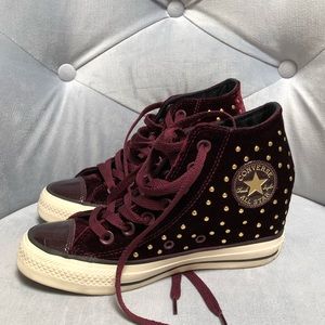 hi top converse with skinny jeans